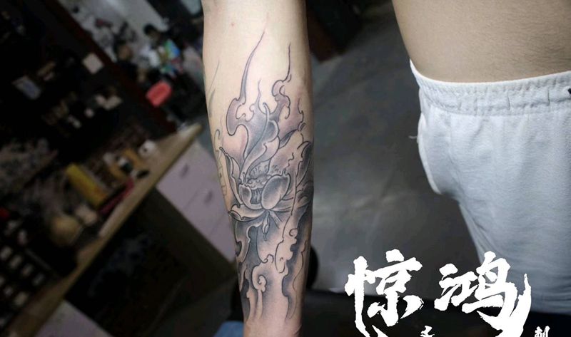 荷花纹身图片_手臂新传统纹身图案