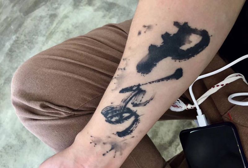 君安纹身图片_手臂水墨书法纹身图案