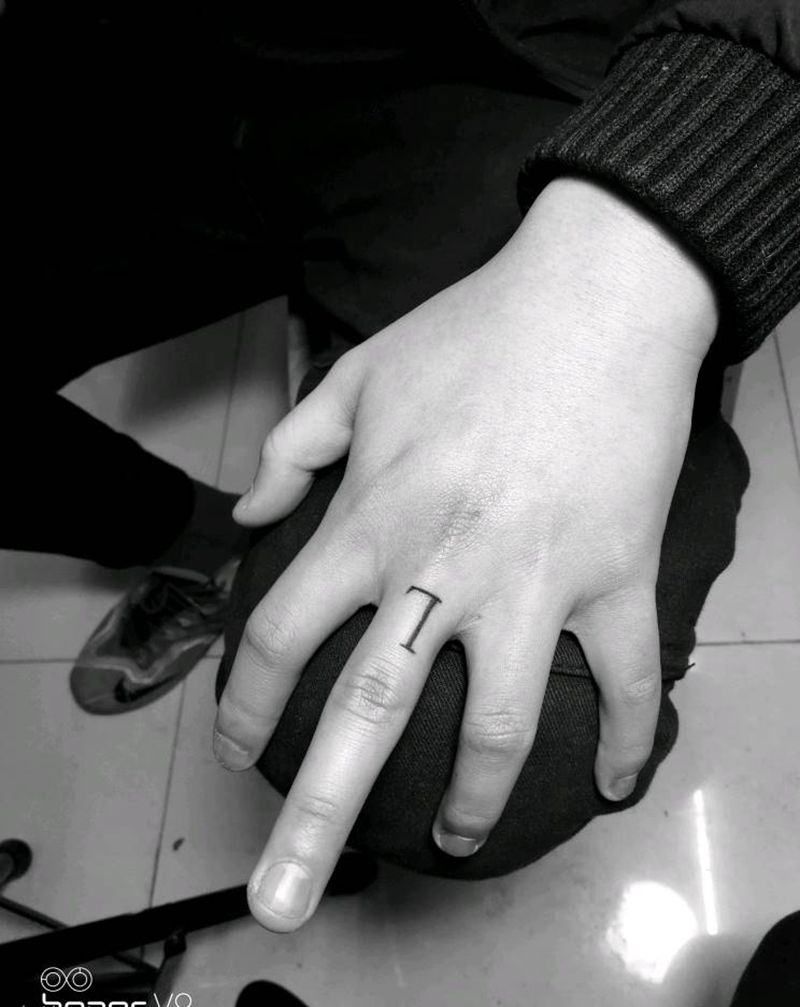 字母纹身图片_手部老传统纹身图案