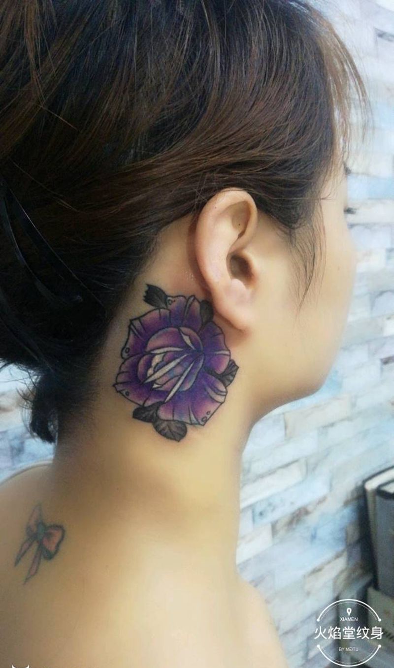 小彩花纹身图片_颈部新传统纹身图案