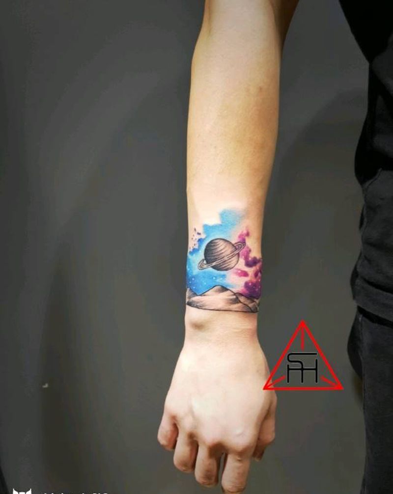 星空臂环纹身图片_手部水彩星空纹身图案