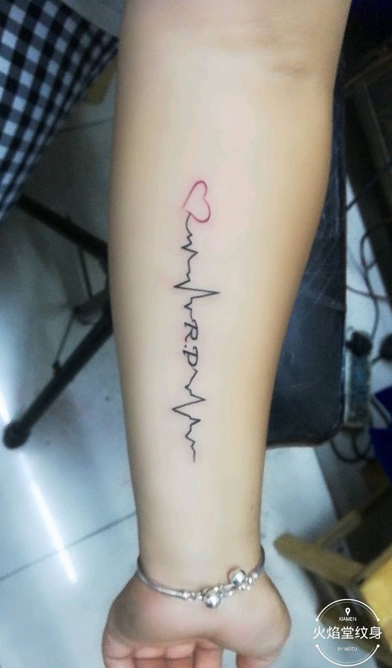 个性小字母纹身图片_手臂新传统纹身图案