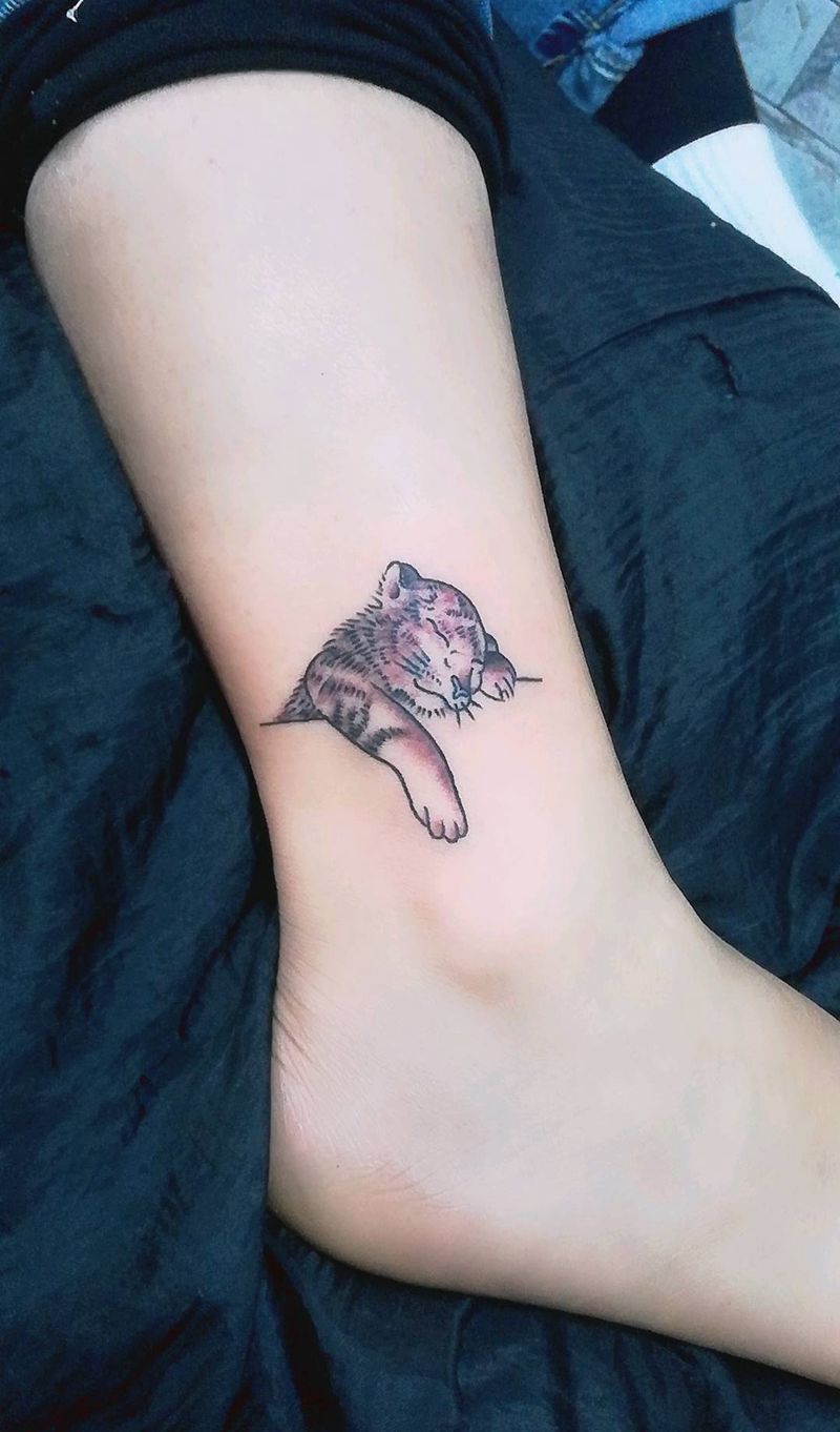 乖乖虎纹身图片_脚部新传统纹身图案