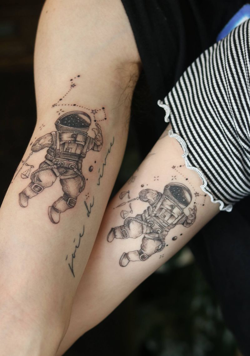宇航员纹身图片_手臂肩部欧美写实宇航员纹身图案