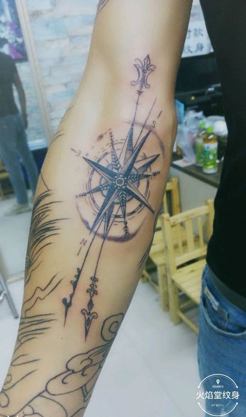 指南针纹身图片_手臂新传统纹身图案