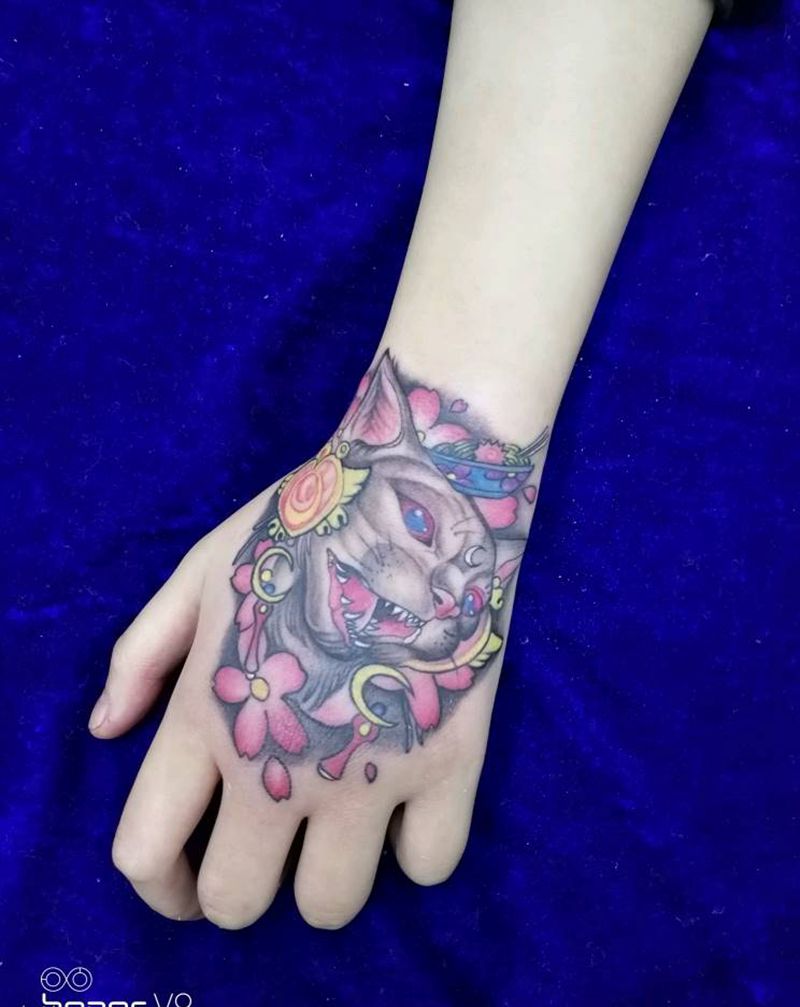 水冰月的猫纹身图片_手部新传统纹身图案
