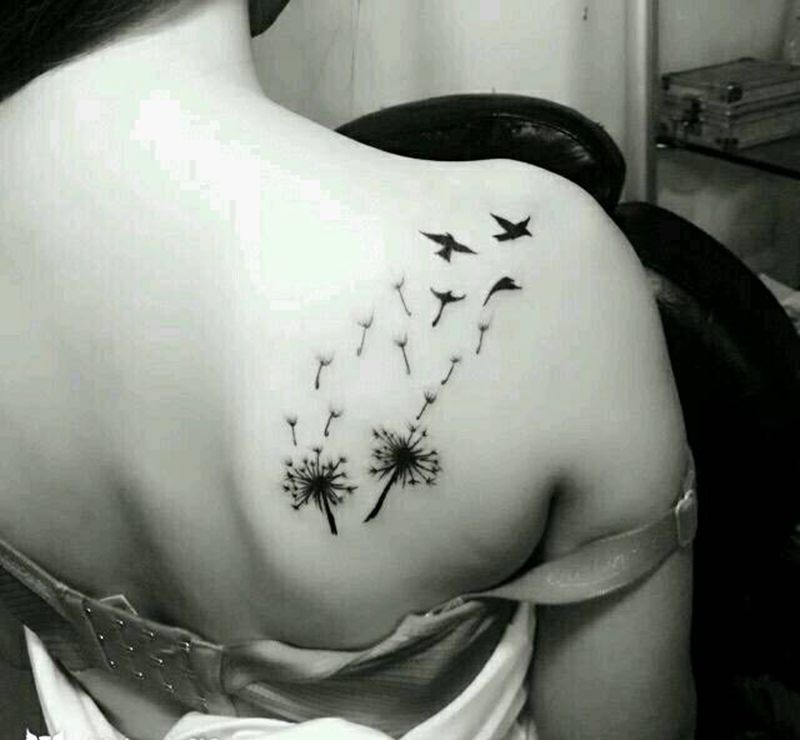 后肩蒲公英纹身图片_肩部清新植物成品纹身图案