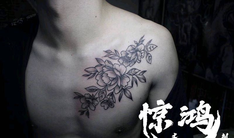 素花纹身图片_胸部点刺纹身图案