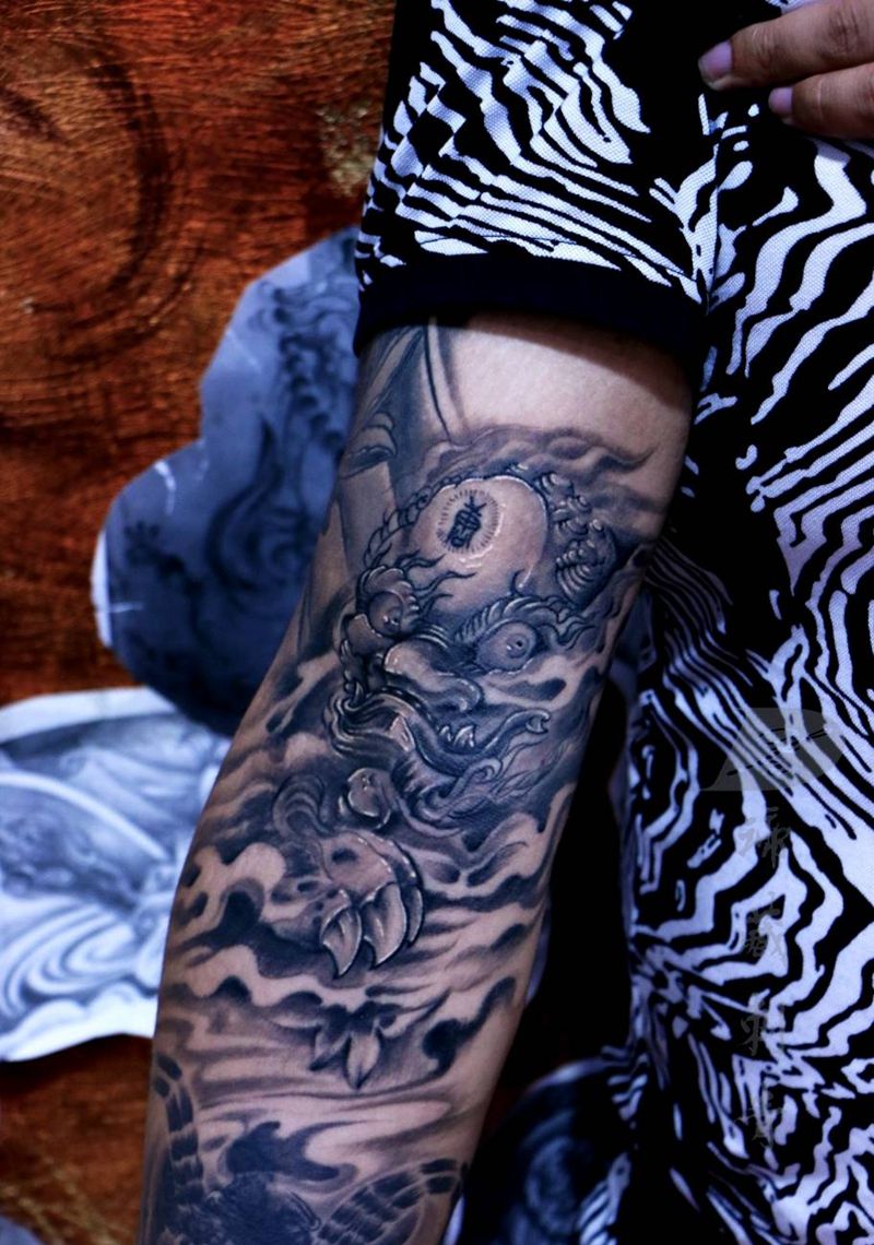 唐狮纹身图片_手部手臂老传统新传统唐狮狮子纹身图案