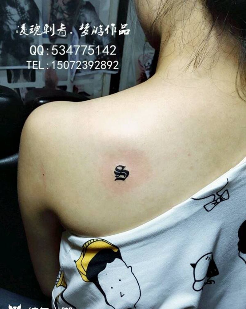 后肩字符纹身图片_肩部清新字符成品纹身图案
