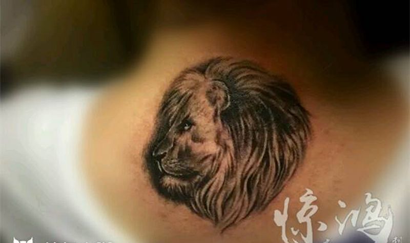 写实狮子纹身图片_颈部写实动物成品纹身图案