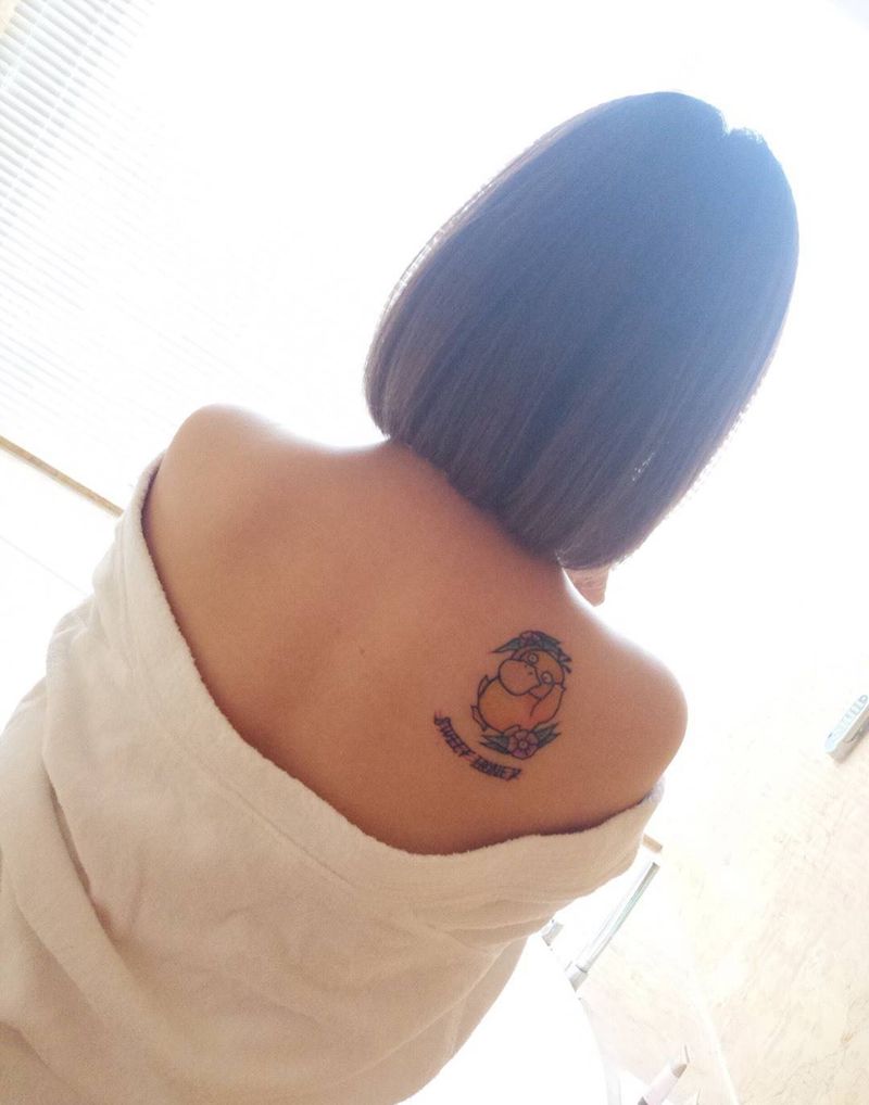 可达鸭纹身图片_背部可达鸭纹身图案