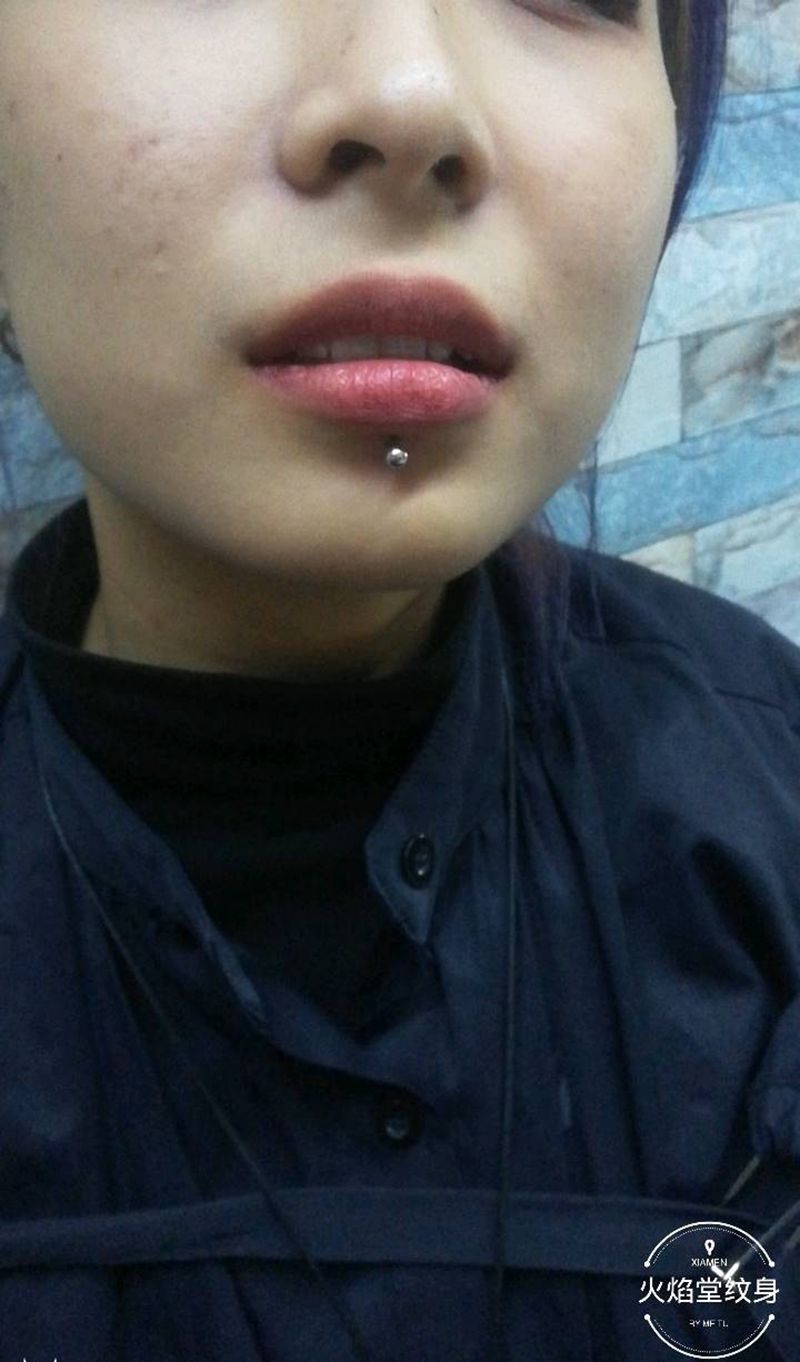 唇钉纹身图片_唇钉纹身图案