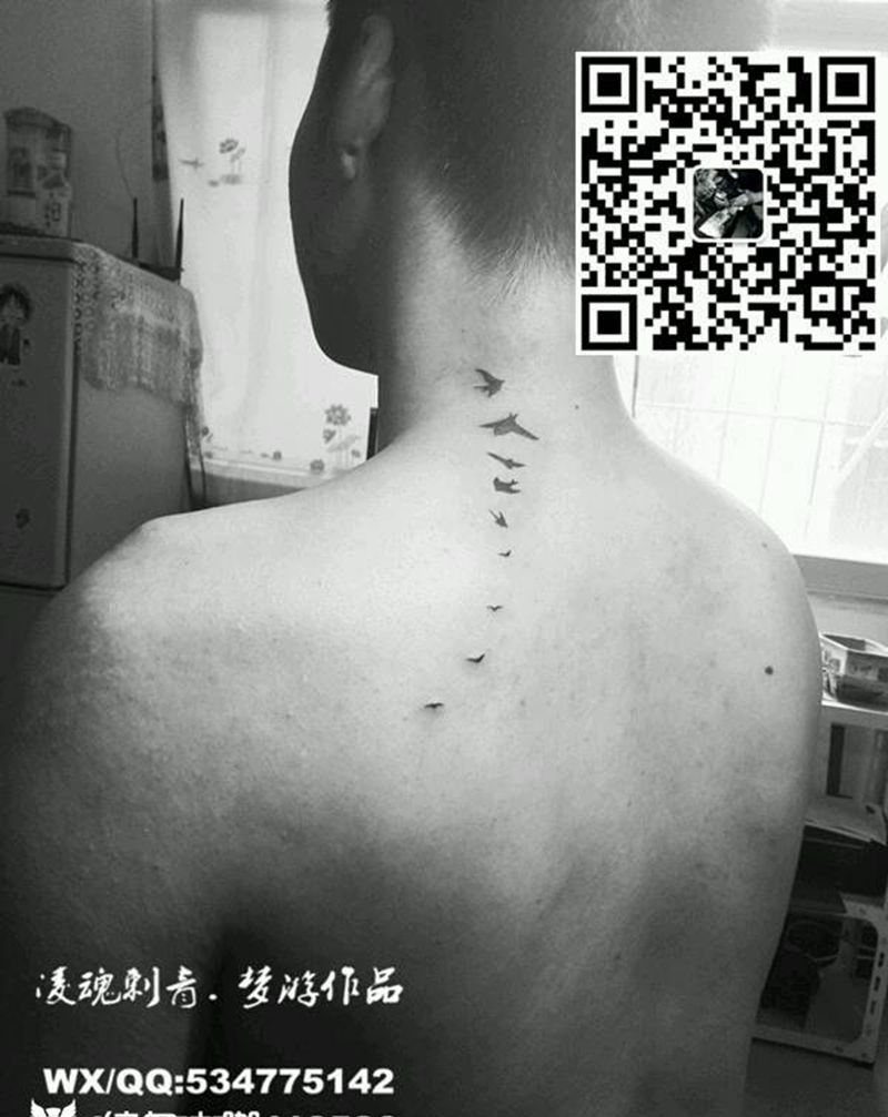 后肩飞鸟纹身图片_肩部清新字符动物成品纹身图案