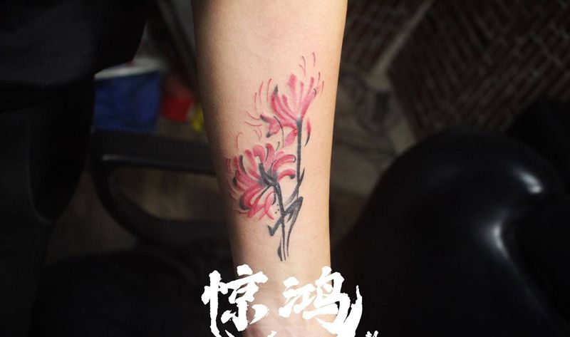 彼岸花纹身图片_手臂水彩纹身图案