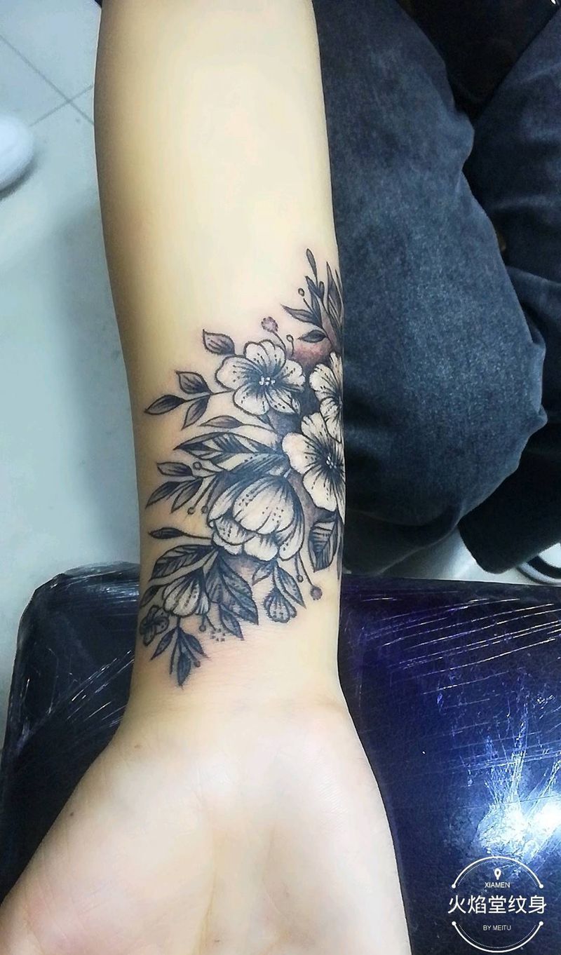 素花纹身图片_手臂新传统纹身图案