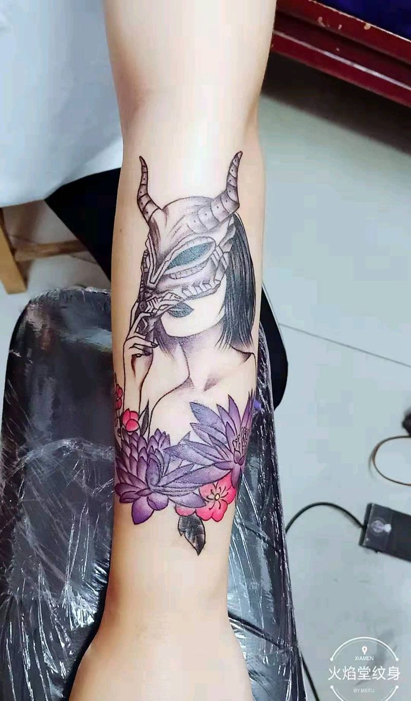 面具女纹身图片_手臂新传统纹身图案