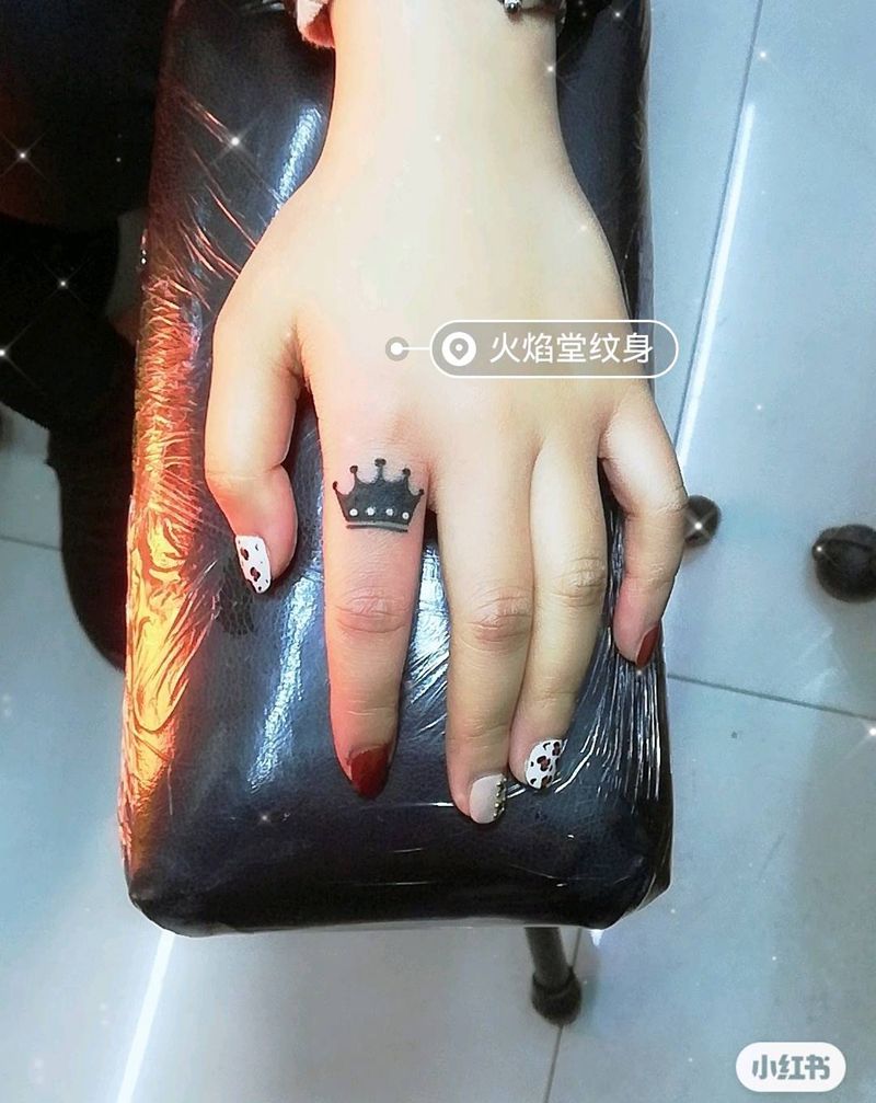 皇冠纹身图片_手部新传统纹身图案