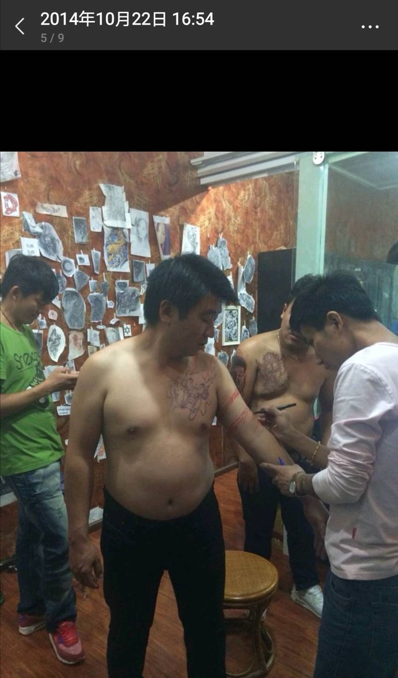 14年工作照，手绘设计披肩龙纹身图片_肩部手臂新传统老传统纹身图案