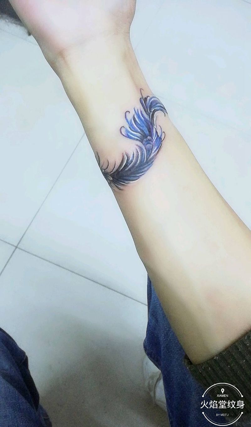 个性羽毛纹身图片_手部新传统纹身图案