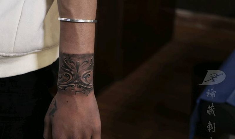 生与死纹身图片_手部手臂新传统欧美写实纹身图案