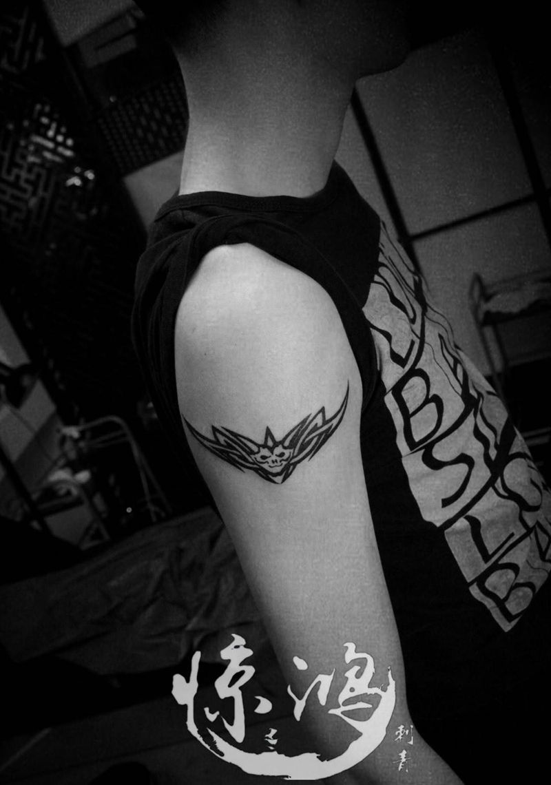 大臂图腾纹身图片