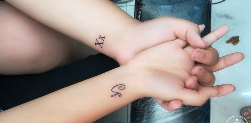 情侣字母纹身图片_手部新传统纹身图案