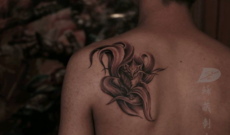 九尾狐纹身图片_背部肩部老传统新传统狐狸九尾狐纹身图案