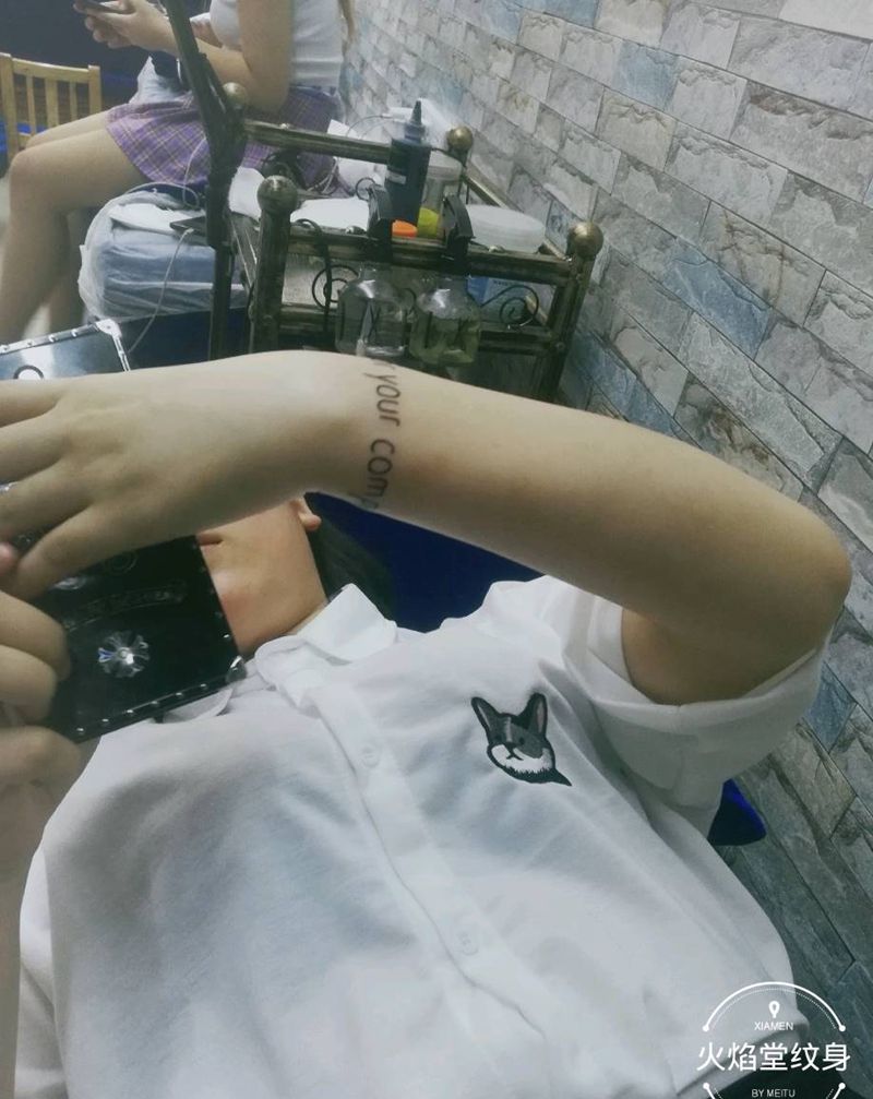 手腕字母纹身图片_手部新传统纹身图案