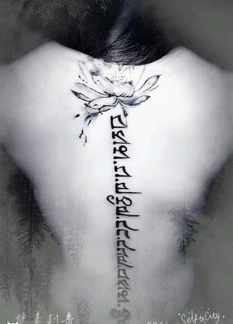 泼墨荷花加梵文纹身图片