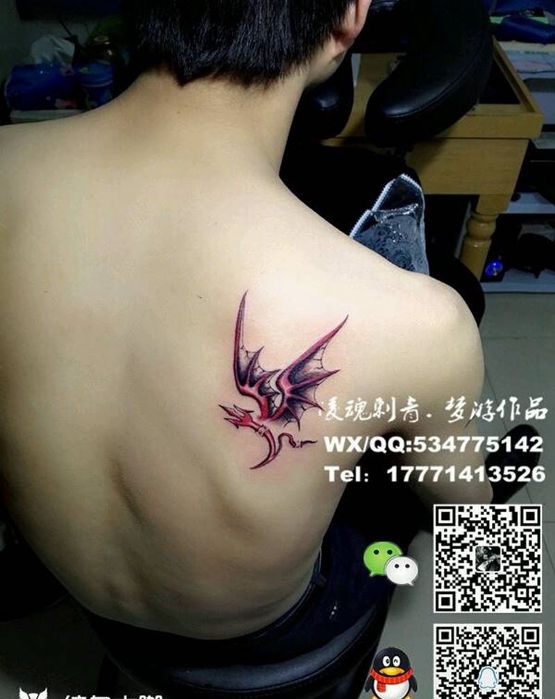 后肩恶魔翅膀纹身图片_肩部清新静物鬼神成品纹身图案