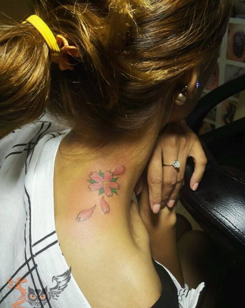 脖子下方一朵樱花纹身图片_颈部肩部清新写实国画植物纹身图案