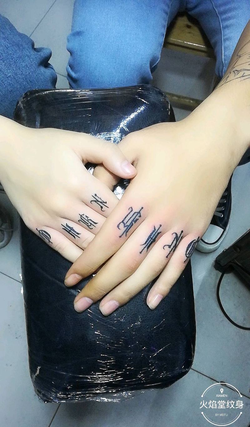 个性字母纹身图片_手部纹身图案