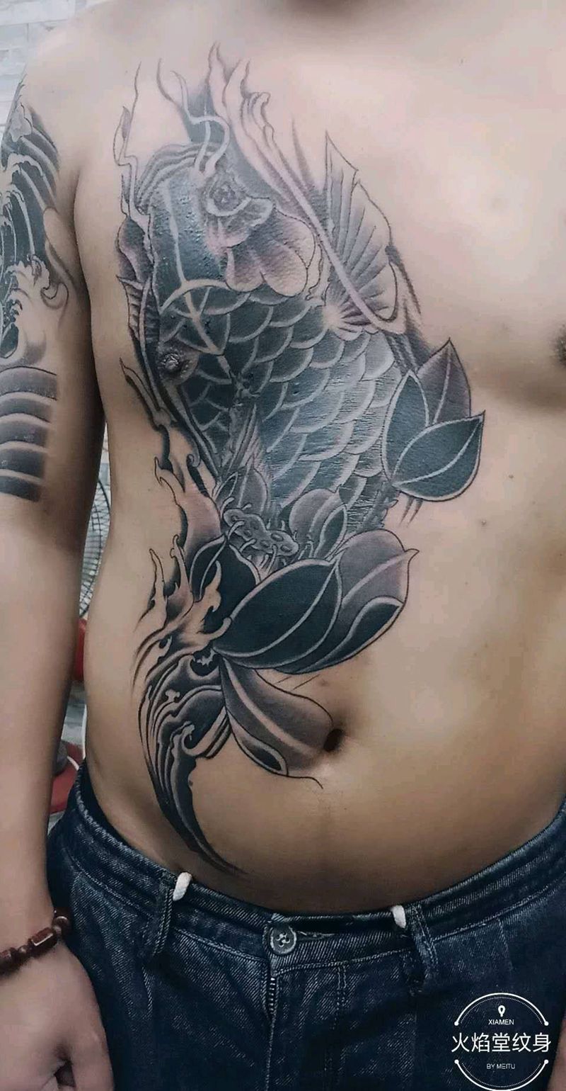 富贵鱼纹身图片_胸部新传统纹身图案