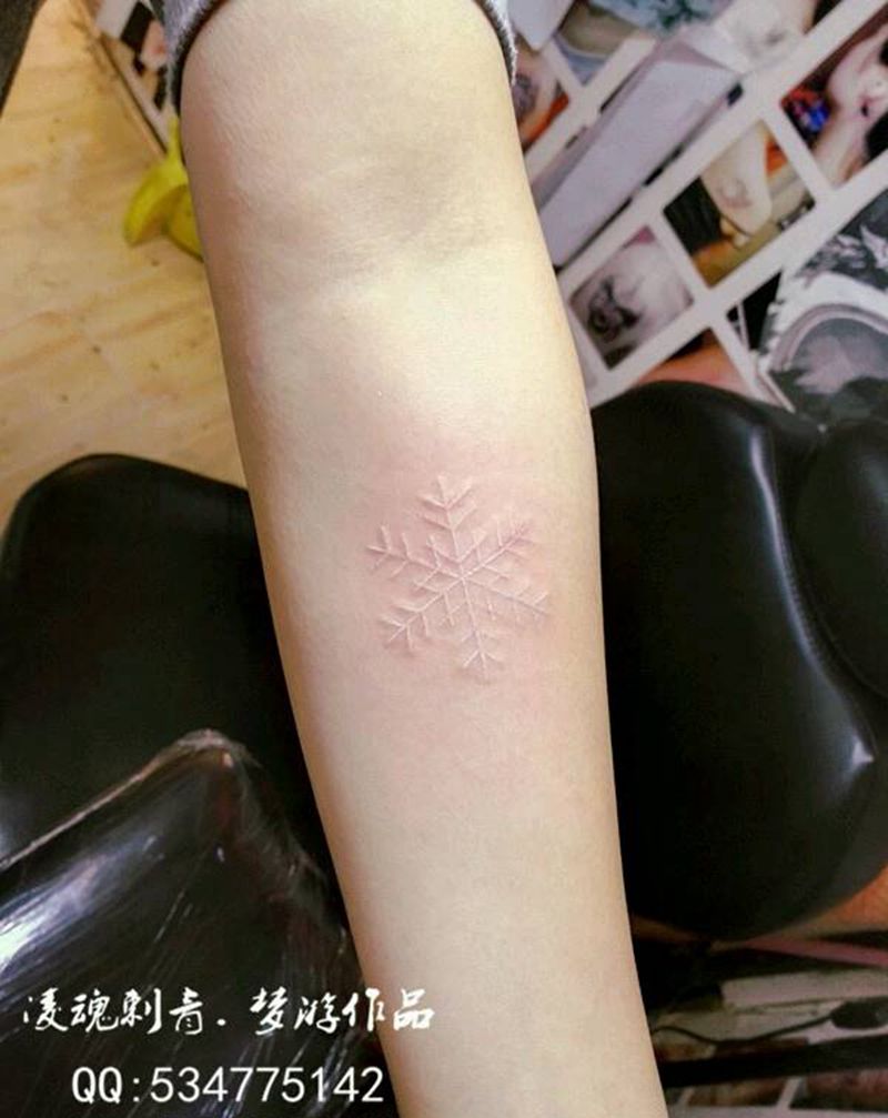 白色雪花纹身图片_手臂清新静物成品纹身图案