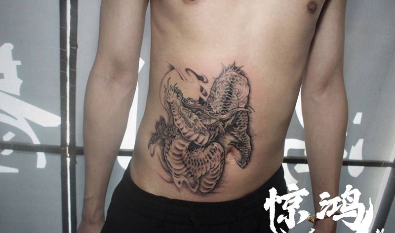 龙手术疤遮盖纹身图片_腹部新传统纹身图案