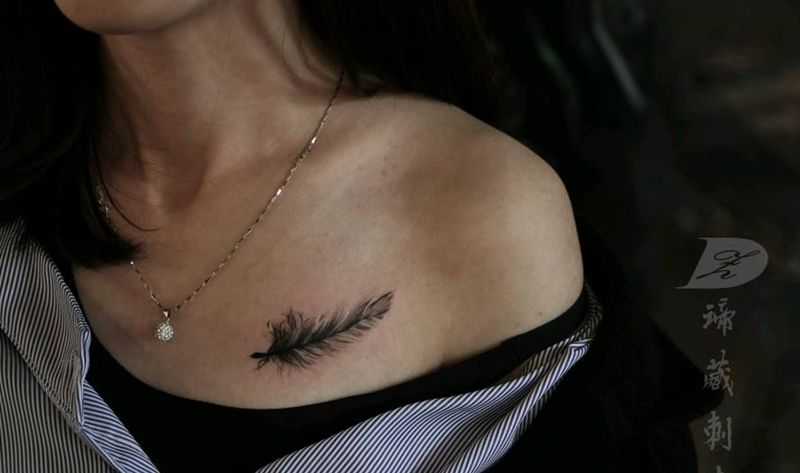 羽毛纹身图片_胸部手部欧美写实老传统羽毛毛纹身图案