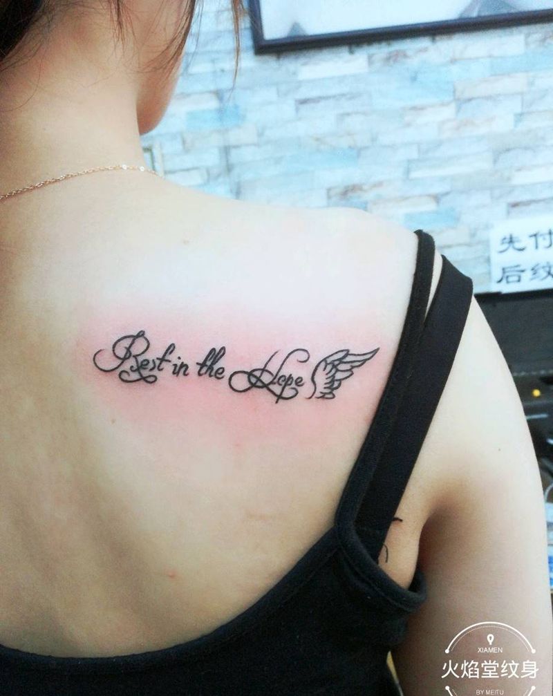 字母小翅膀纹身图片_肩部新传统纹身图案