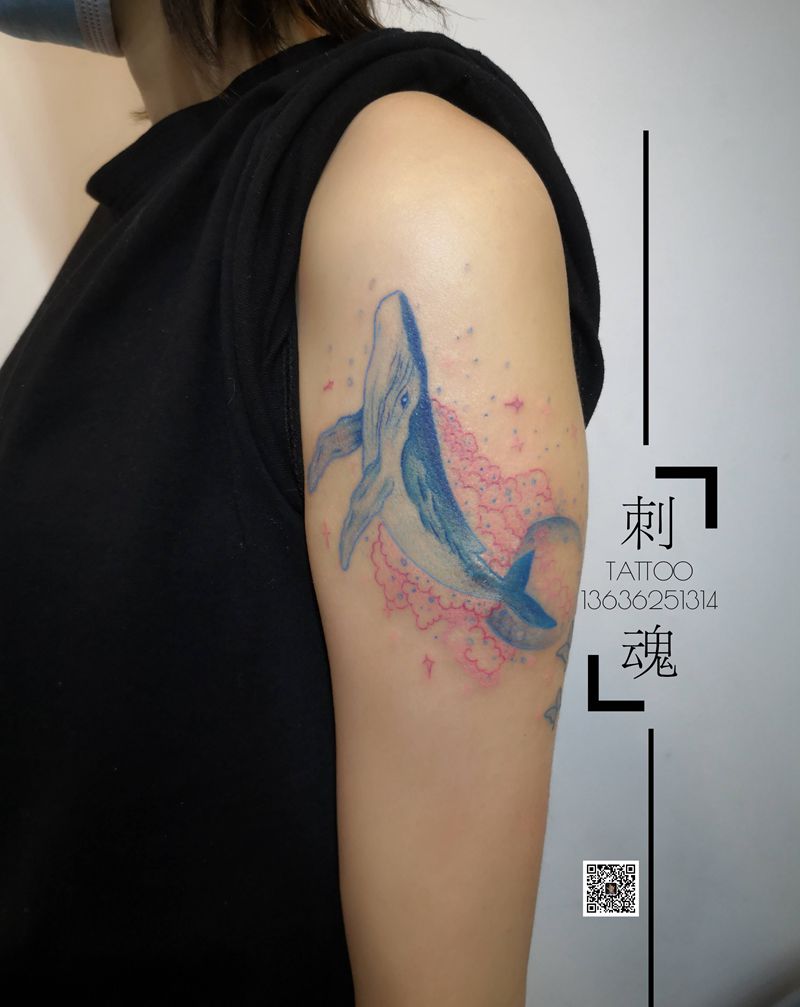 大臂鲸鱼纹身图片_手臂水彩纹身图案