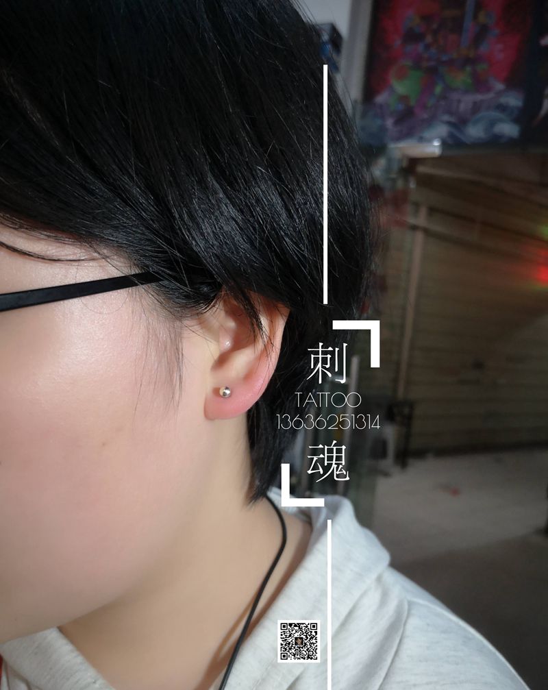 耳钉纹身图片_耳钉穿孔纹身图案