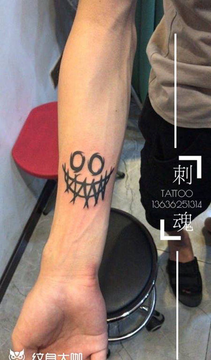 笑脸纹身图片_手臂图腾Old School纹身图案