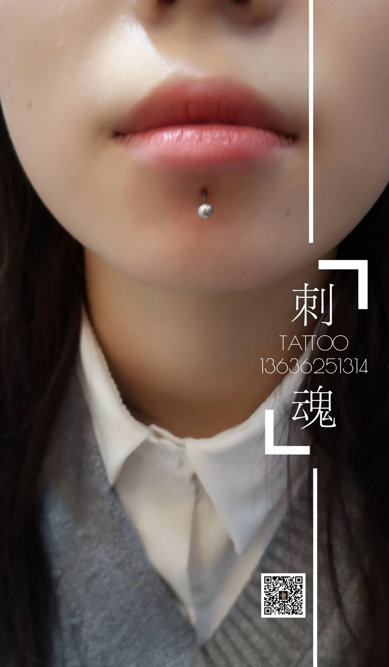 唇钉穿孔纹身图片_唇钉 穿孔纹身图案