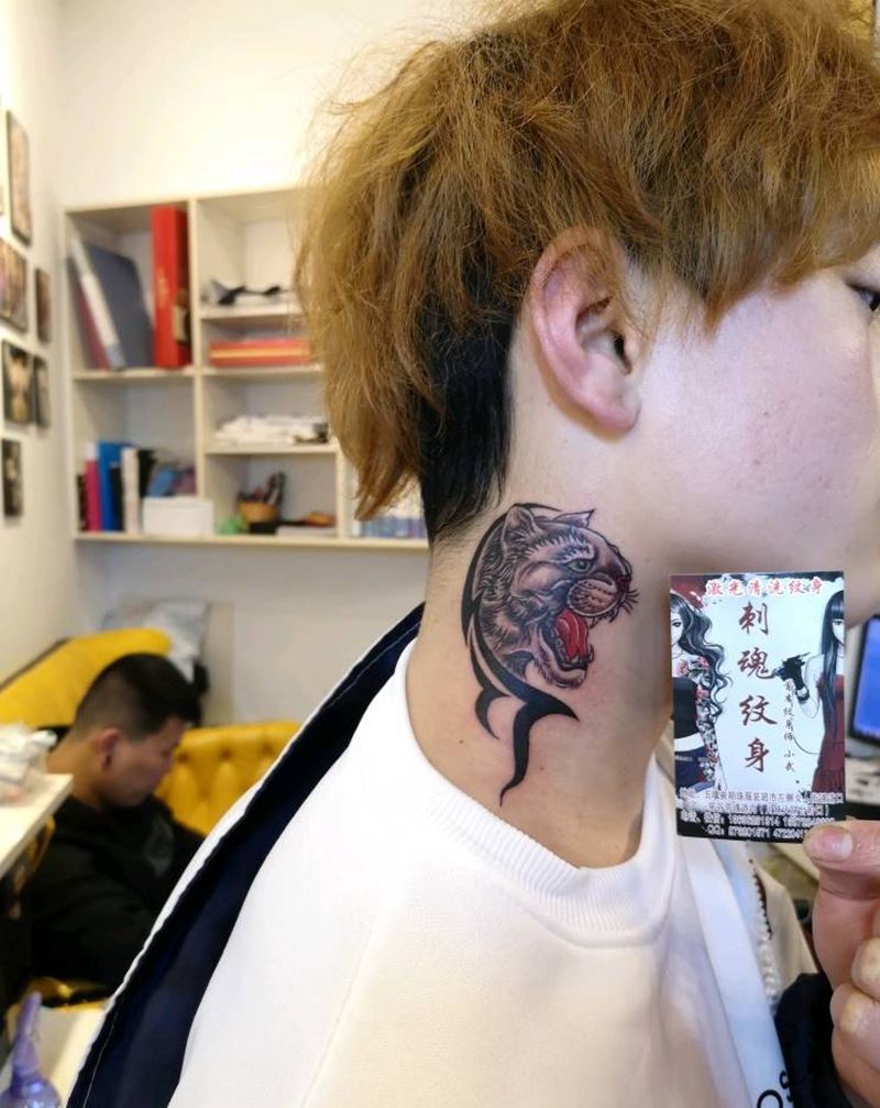 豹子头纹身图片_颈部纹身图案