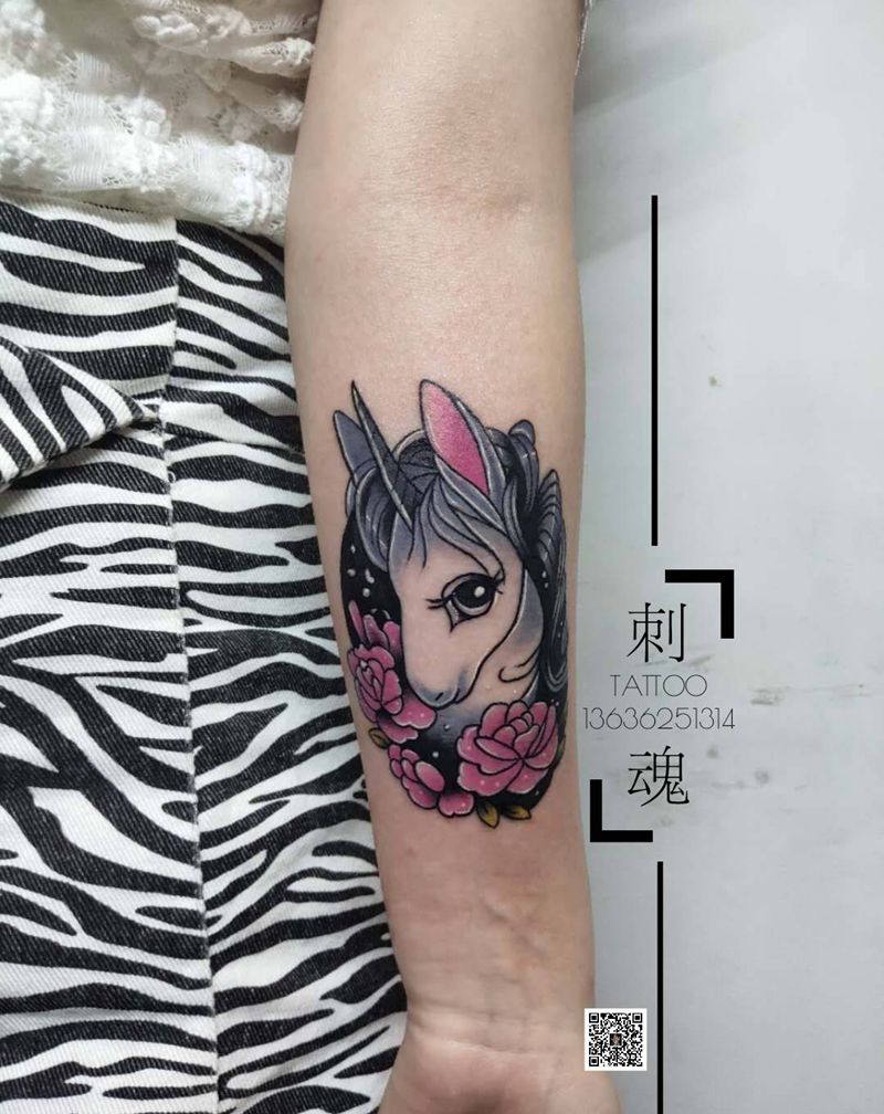 独角兽纹身图片_手臂水彩纹身图案