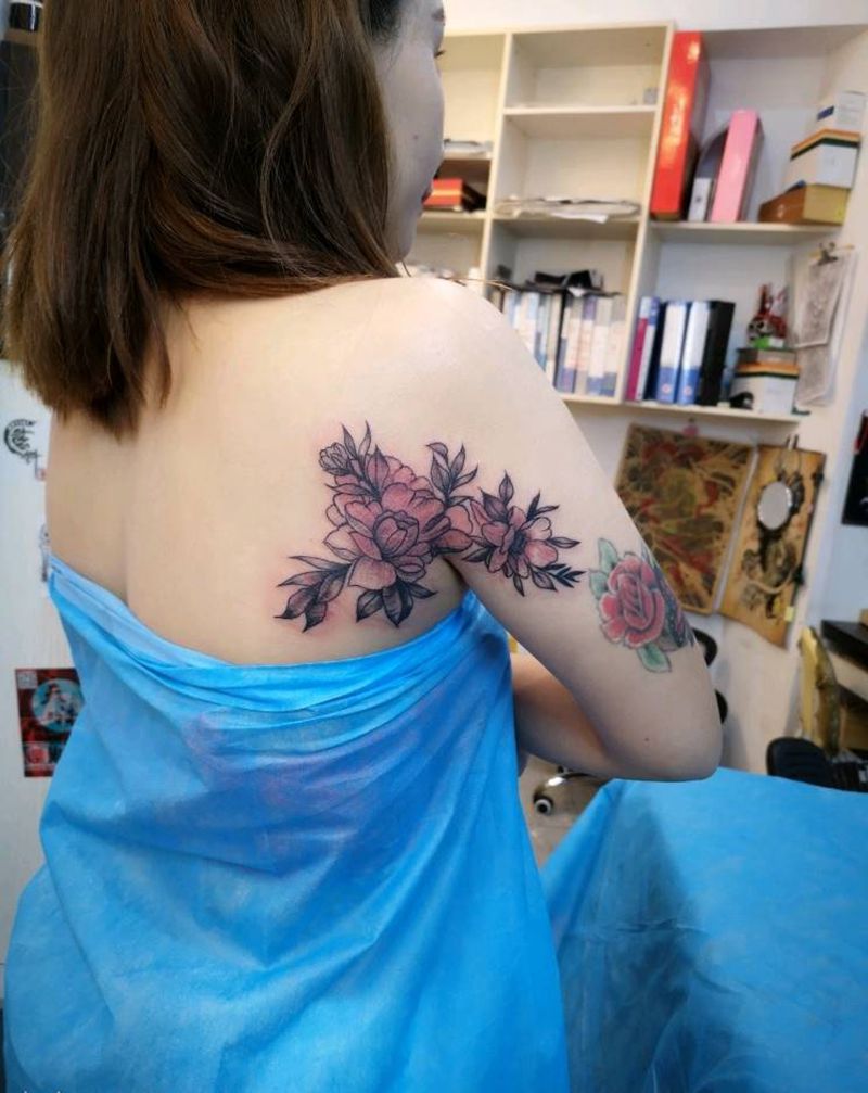 小碎花，纹身图片_手臂肩部点刺几何纹身图案