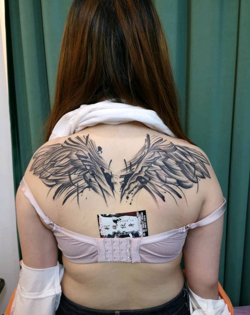 半背翅膀纹身图片_背部水墨几何纹身图案