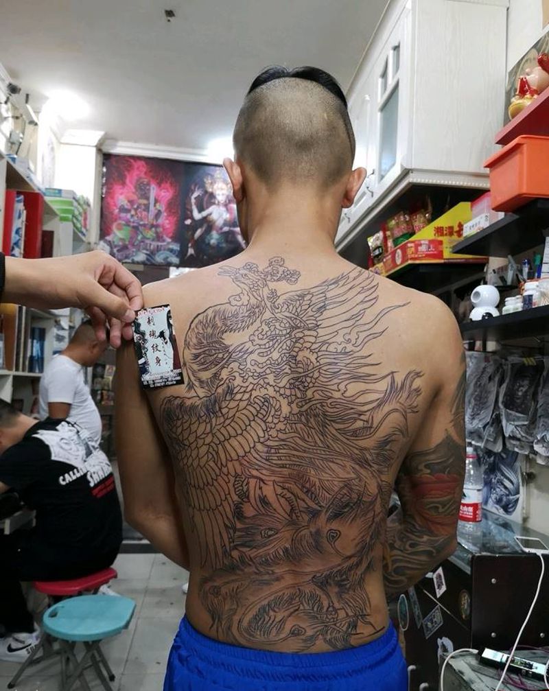 满背凤凰线条纹身图片