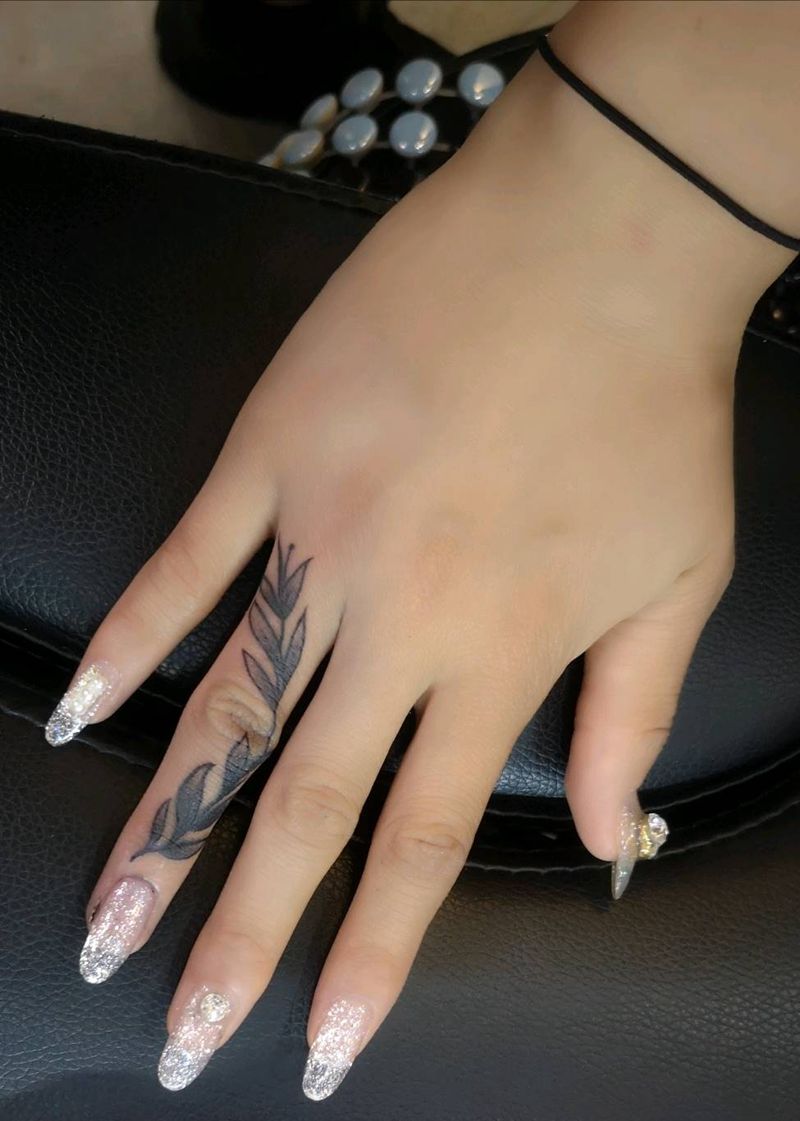 手指小花枝纹身图片_手部几何纹身图案