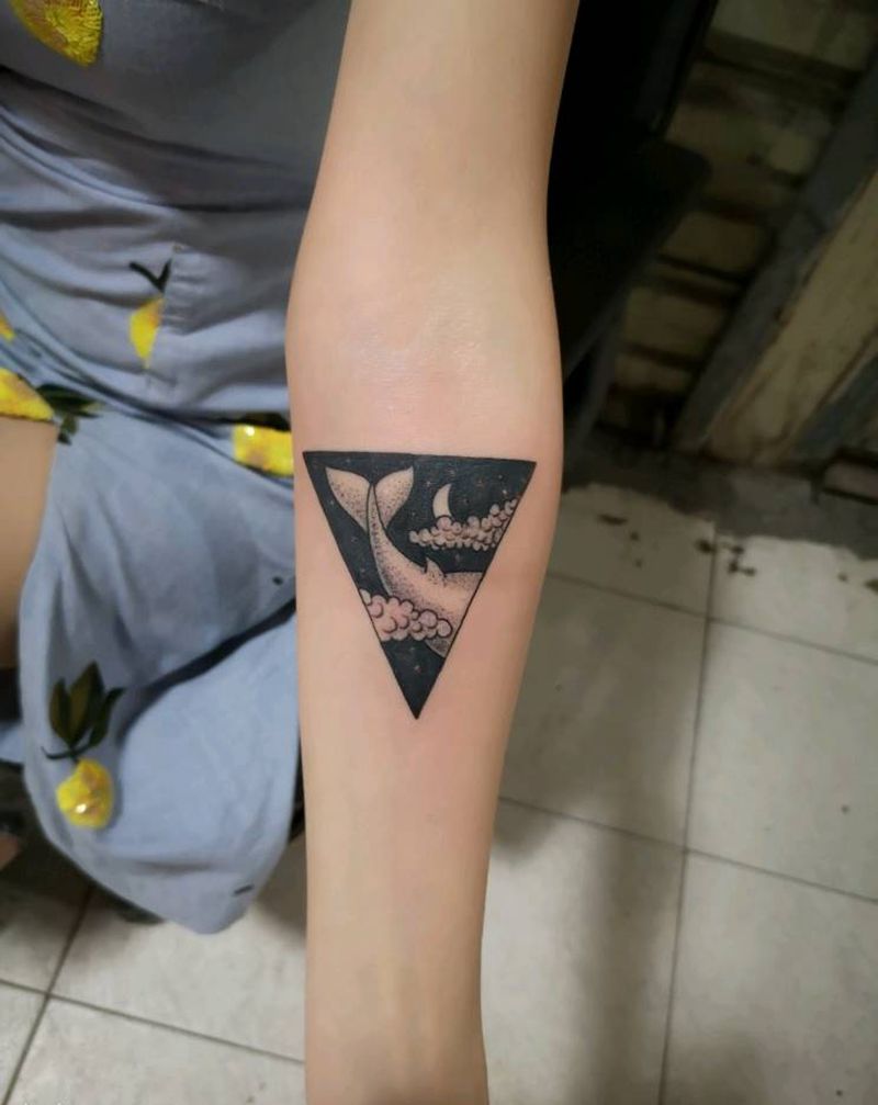 鲸鱼纹身图片_手臂点刺几何纹身图案