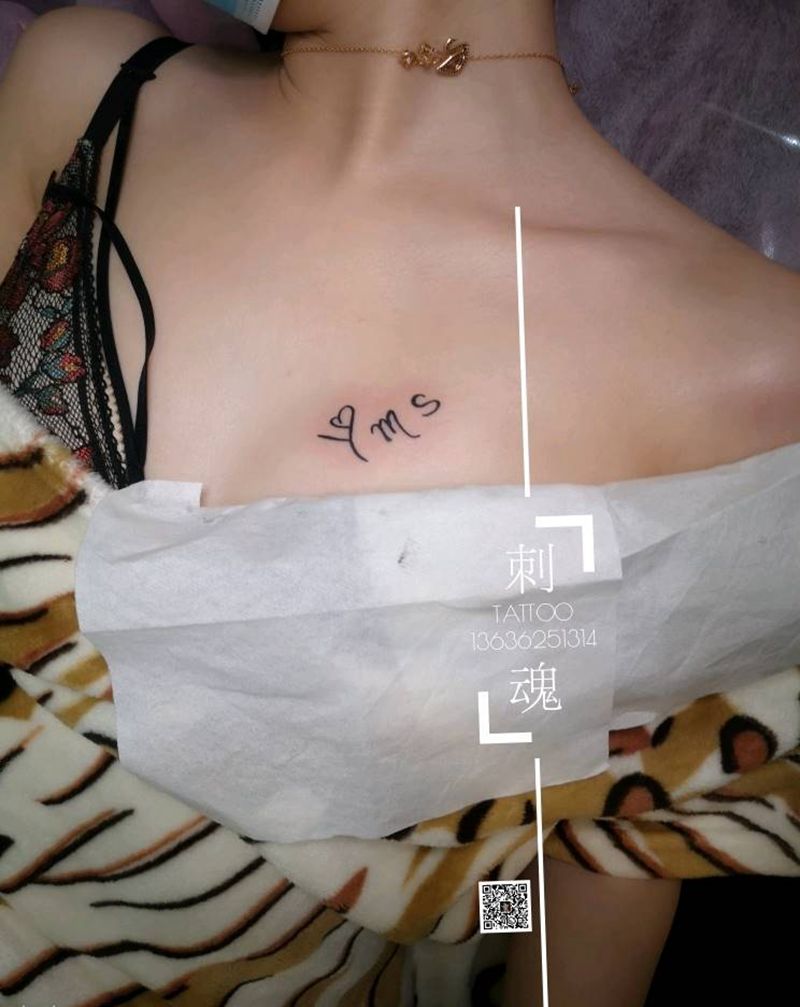 小清新字母纹身图片_胸部纹身图案
